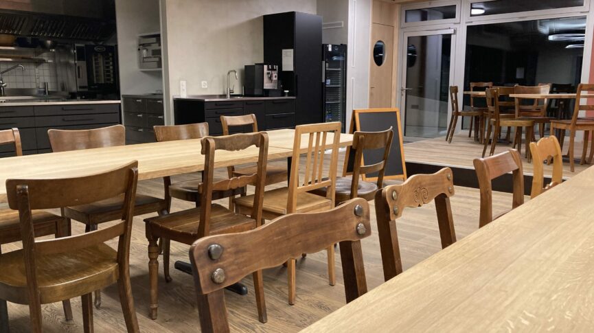 Bistroeinrichtung Winkelhalden nachts ohne Gäste