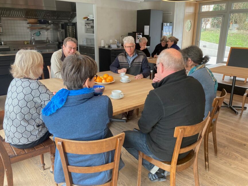 Gäste diskutieren im Bistro