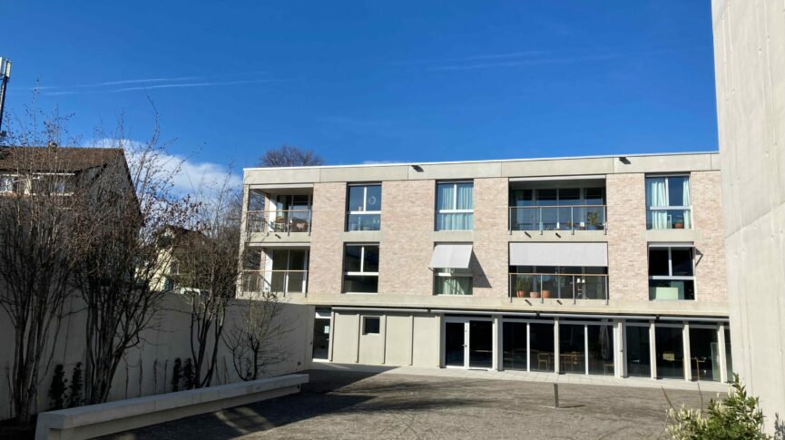 Blick auf den grossen Platz vor dem Bistro