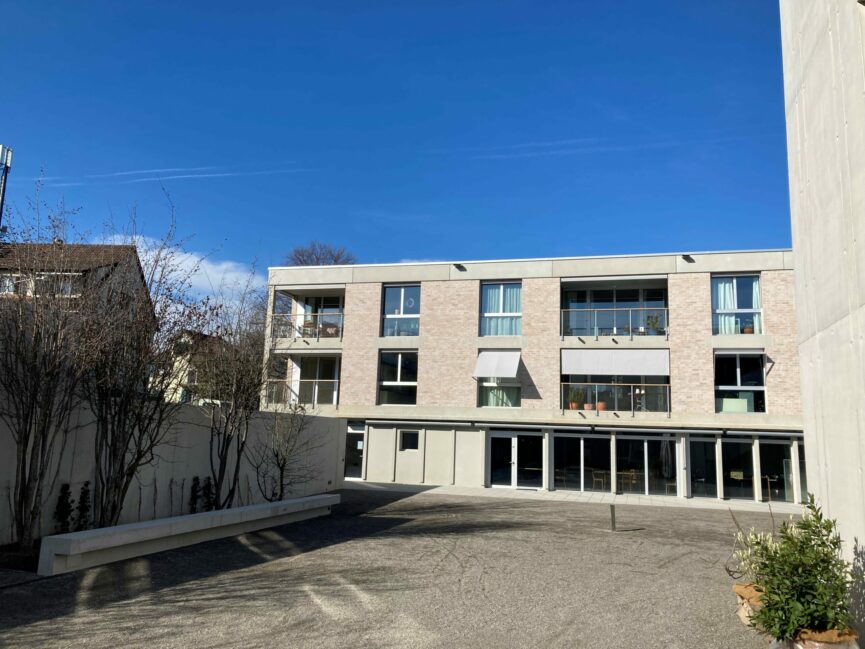 Blick auf den grossen Platz vor dem Bistro
