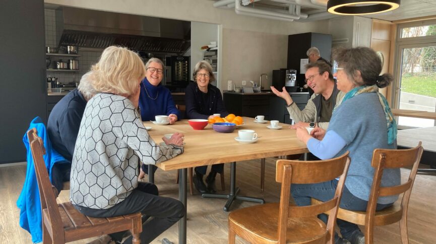 Gäste unterhalten sich am Stammtisch im Bistro Winkelhalden