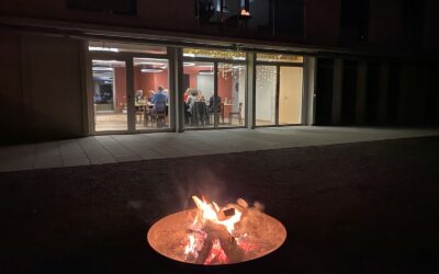 Blick nachts ins Bistro