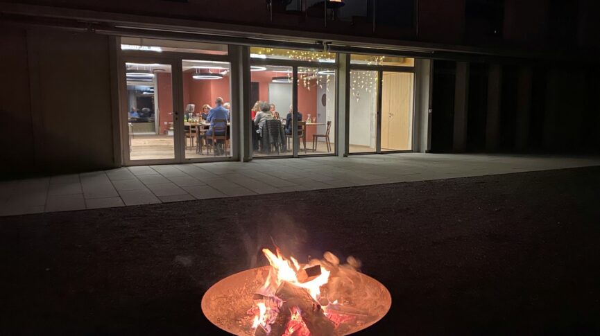 Blick nachts ins Bistro