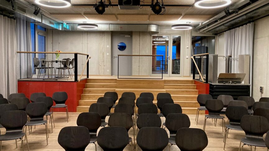Eventraum der Siedlung Winkelhalden mit Konzertbestuhlung