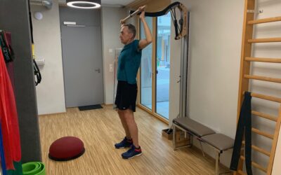 Bewohner übt an einem Kraftgerät im Fitnessraum