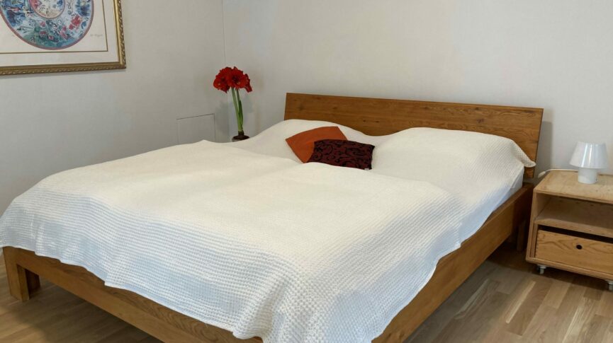 Doppelbett im Gästezimmer der Siedlung Winkelhalden