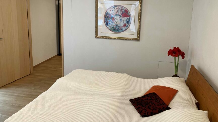Blick vom Gästezimmer der Siedlung Winkelhalden Richtung Bad/WC