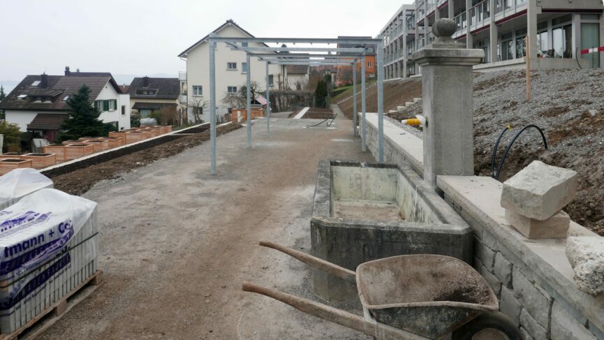 Sicht auf Garten und Brunnen
