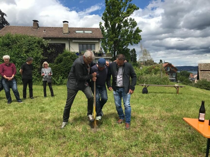Das Foto zeigt den Spatenstich zur Siedlung Winkelhalden