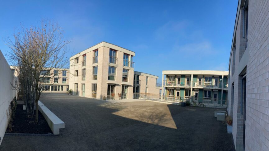 Sicht auf den grossen Platz der Siedlung