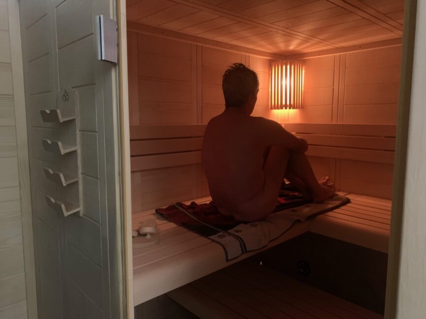 Bewohner sitzt in der Sauna
