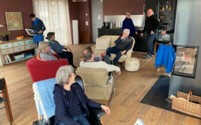 Gruppe von Bewohner:innen in der Sterne-Lounge