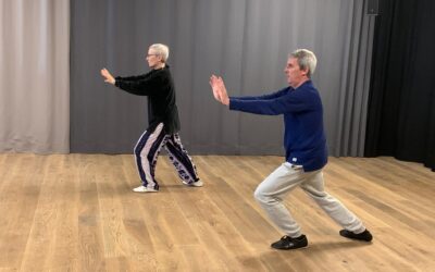 Zwei Bewohner:innen beim Tai Chi im EventRaum