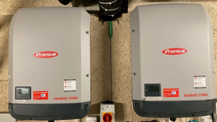 Fronius-Geräte im Technikraum der Siedlung