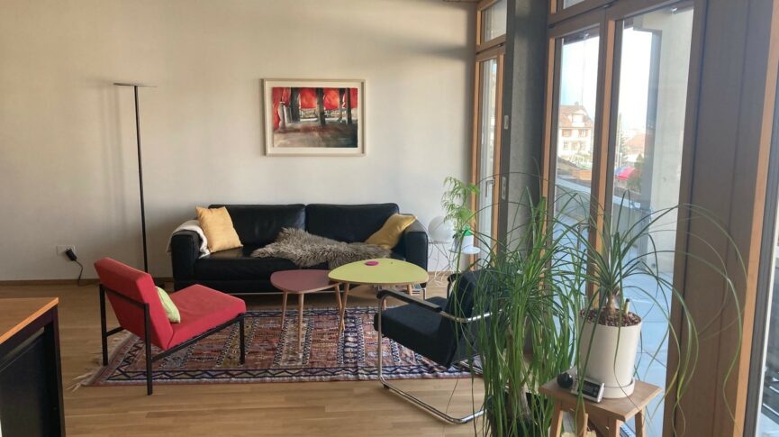 Blick in Parterre-Wohnung mit Sofa-Ecke